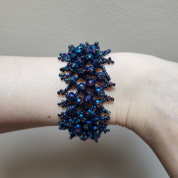 VINTAGE Handmade Adjustable Iridescent Blue Beaded Bracelet! - Picture 1 of 6